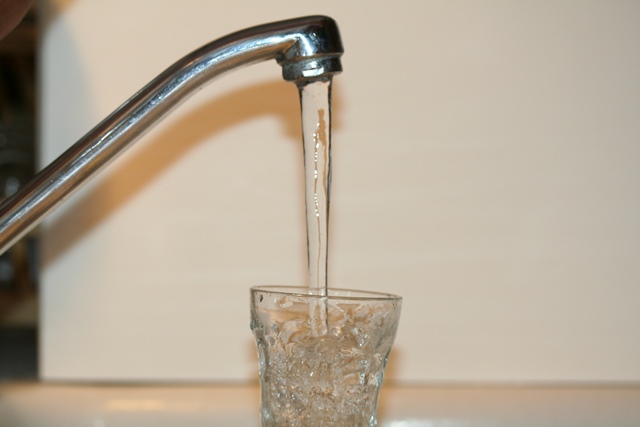 Verre d’eau et robinet (photo)