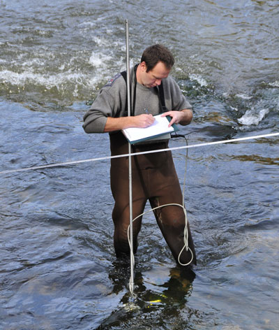 Prélèvement d'eau et relevé d'informations (photo)